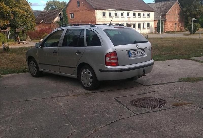 Silber Gebraucht 2006 Skoda Fabia Limousine | 1.000 € (Fairer Preis) - Bild 1/4