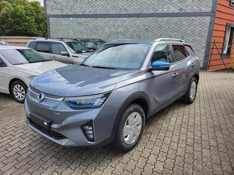 Platinumgrey metallic Gebraucht 2024 Ssangyong Korando | 35.445 € (Teuer) - Bild 1/4