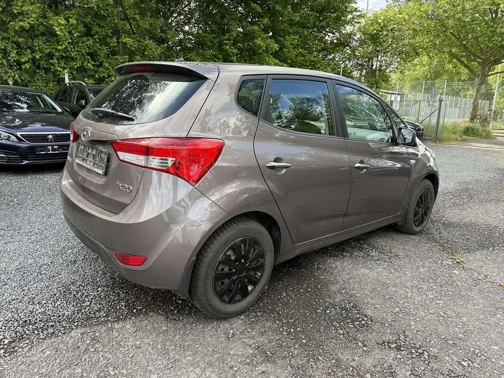 Gebraucht Hyundai ix20 Classic 90 PS (66 kW) 2013 Cashmere brown / mic Kleinwagen