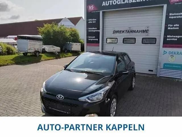 Gebraucht Hyundai i20 Pure 84 PS (61 kW) 2017 Schwarz Kleinwagen