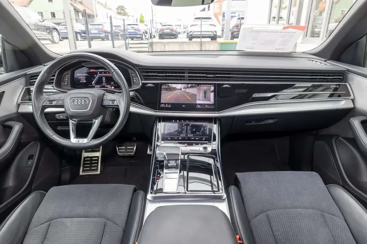 Gebraucht Audi Q8 S-Line 286 PS (210 kW) 2023 Mythosschwarz SUV
