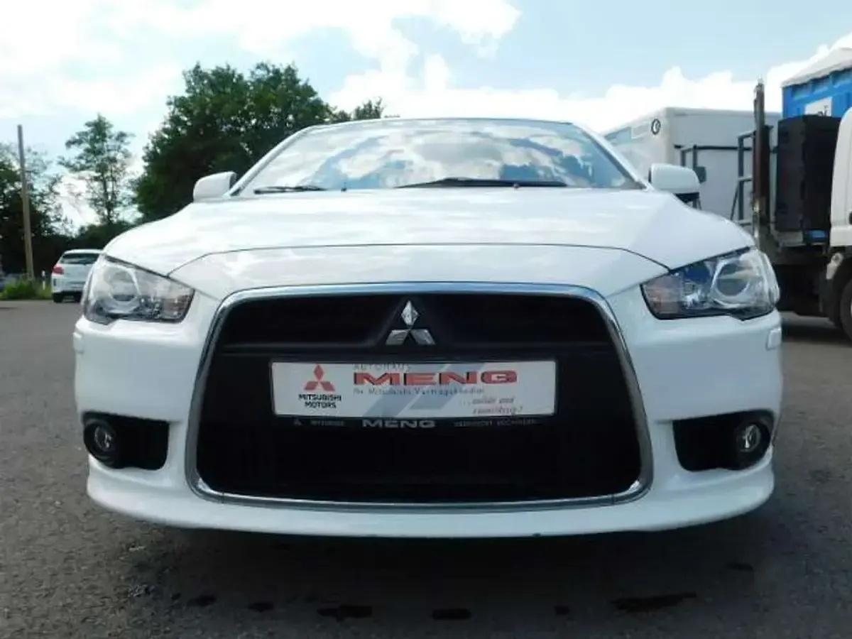 Gebraucht Mitsubishi Lancer Sportback 117 PS (86 kW) 2014 Andenweiß Limousine