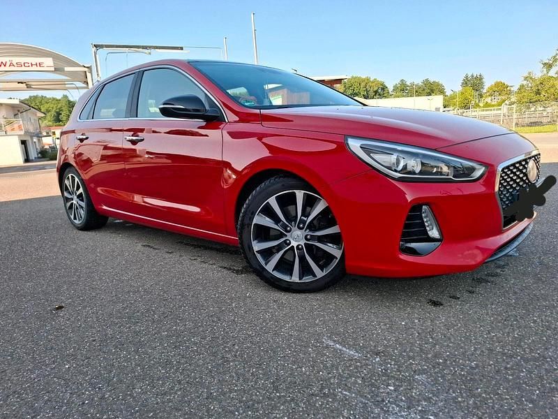 Rot Gebraucht 2017 Hyundai i30 Kleinwagen | 12.300 € (Etwas zu teuer) - Bild 1/4