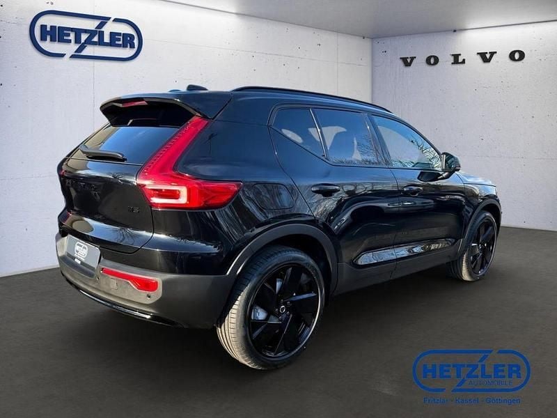 Neu Volvo XC40 Plus 163 PS (119 kW) 2026 Onyx black / metallic SUV