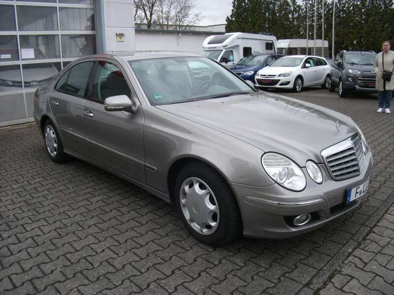 Cubanitsilber metallic Gebraucht 2008 Mercedes E230 Limousine | 7.900 € (Fairer Preis) - Bild 1/4
