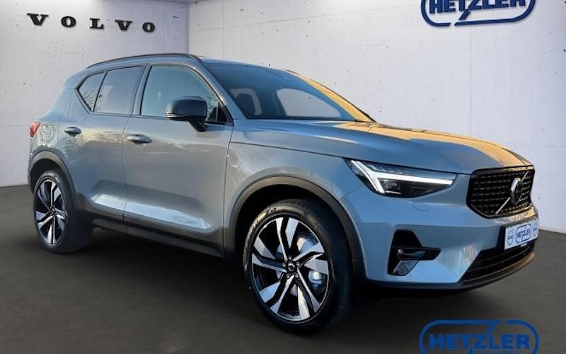Neu Volvo XC40 Plus 197 PS (144 kW) 2026 Grau SUV