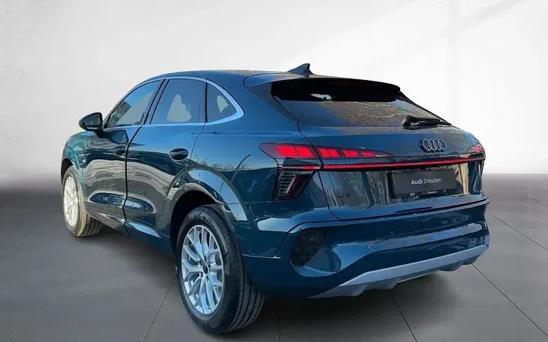 Neu Audi Q3 Sportback Ambiente 150 PS (110 kW) 2026 Blau SUV