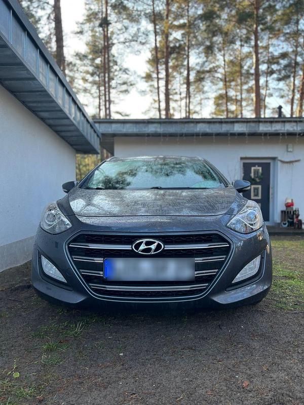 Grau Gebraucht 2016 Hyundai i30 Passion Kombi | 8.590 € (Fairer Preis) - Bild 1/4