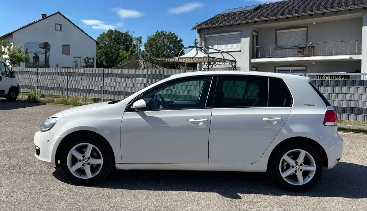 Gebraucht VW Golf VI Team 105 PS (77 kW) 2010 Schwarz Kleinwagen