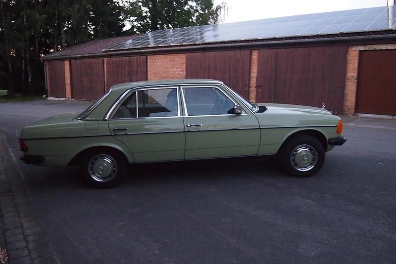 Gebraucht Mercedes 200 94 PS (69 kW) 1979 Grün Limousine