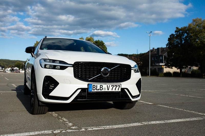 Weiß Gebraucht 2022 Volvo XC60 R-Design SUV | 47.500 € (Etwas zu teuer) - Bild 1/4
