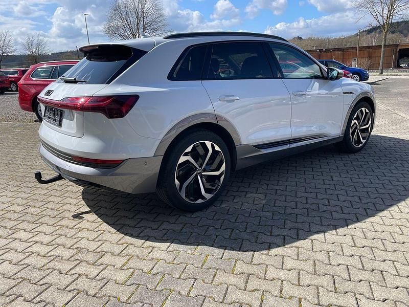 Gebraucht Audi e-tron Advanced 230 kW (313 PS) 2022 Gletscherweiß metallic SUV