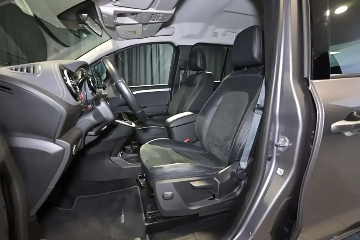 Gebraucht Mercedes T180 116 PS (85 kW) 2023 Chromitgrau metallic Van / Kleinbus