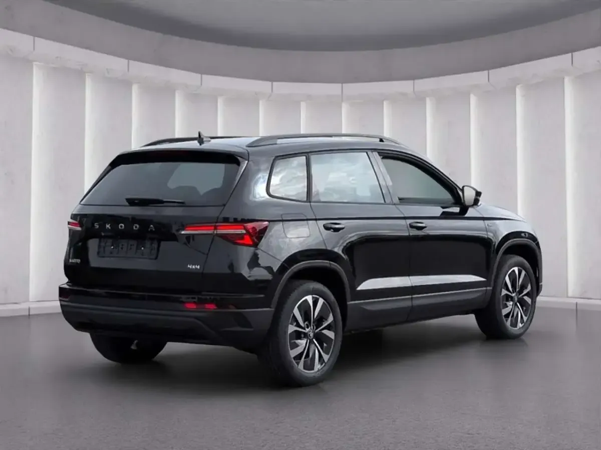 Neu Skoda Karoq Tour 150 PS (110 kW) 2026 Schwarz SUV
