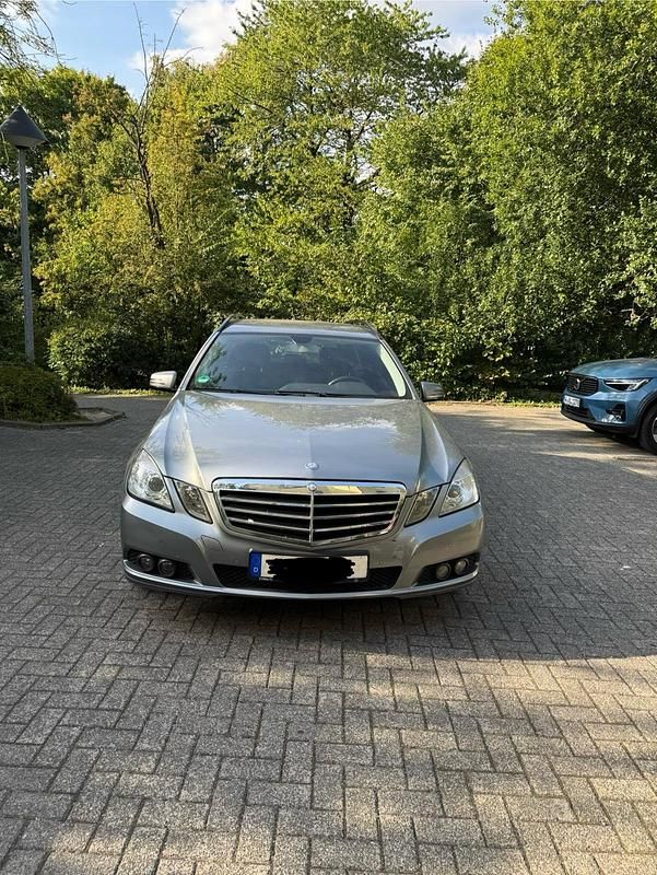 Grau Gebraucht 2010 Mercedes E220 Limousine | 5.500 € (Fairer Preis) - Bild 1/4