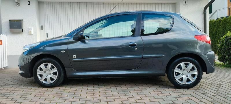 Grau Gebraucht 2012 Peugeot 206+ Kleinwagen | 900 € (Superpreis) - Bild 1/4