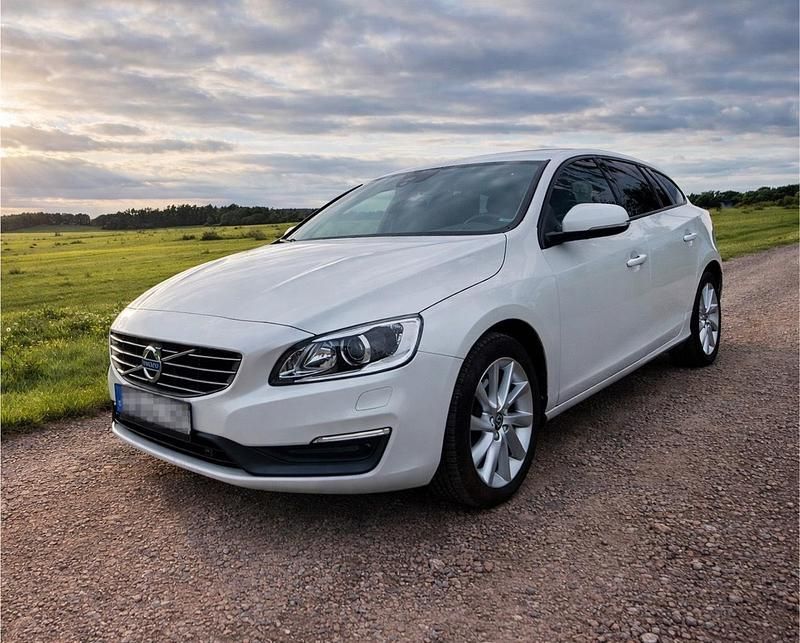Weiß Gebraucht 2015 Volvo V60 Business Edition Kombi | 14.000 € (Fairer Preis) - Bild 1/4