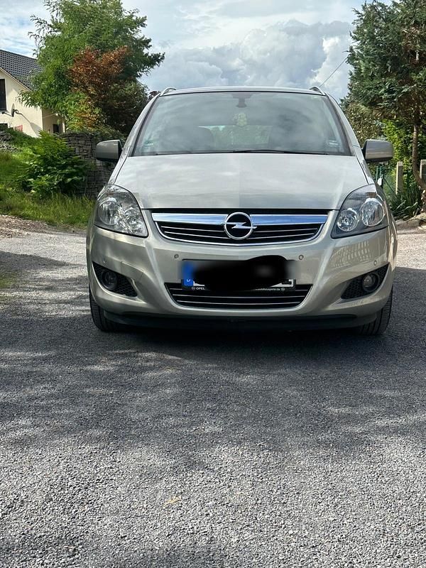 Grau Gebraucht 2011 Opel Zafira Van / Kleinbus | 3.400 € (Superpreis) - Bild 1/4
