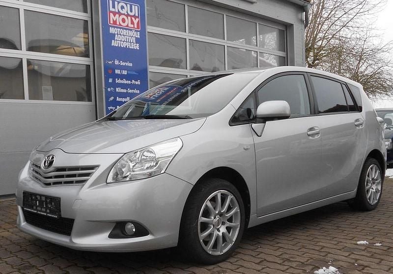 Gebraucht Toyota Verso Life 147 PS (108 kW) 2011 Silber Van / Kleinbus