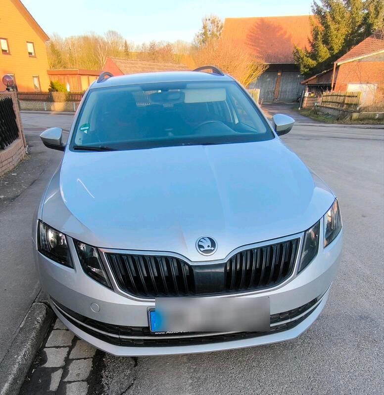Grau Gebraucht 2017 Skoda Octavia Kombi | 8.700 € (Fairer Preis) - Bild 1/4