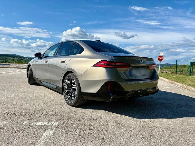 Grau Gebraucht 2025 BMW 520 M Sport Limousine | 62.500 € (Fairer Preis) - Bild 1/4