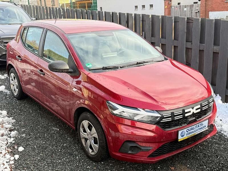 Kalaharirot Gebraucht 2023 Dacia Sandero Essentiel Kleinwagen | 11.400 € (Guter Preis) - Bild 1/4