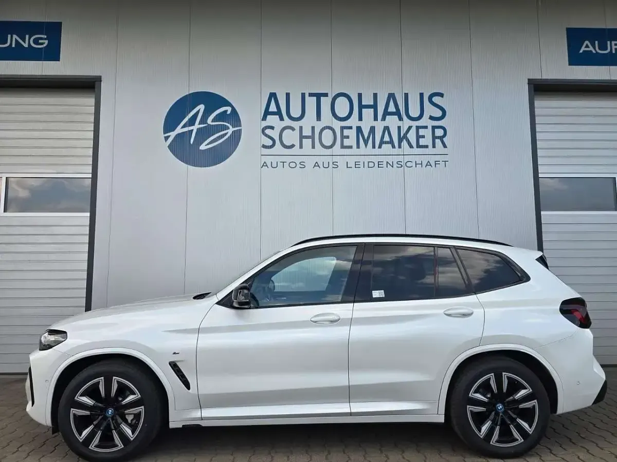 Gebraucht BMW iX3 Shadowline 210 kW (286 PS) 2024 Weiß SUV