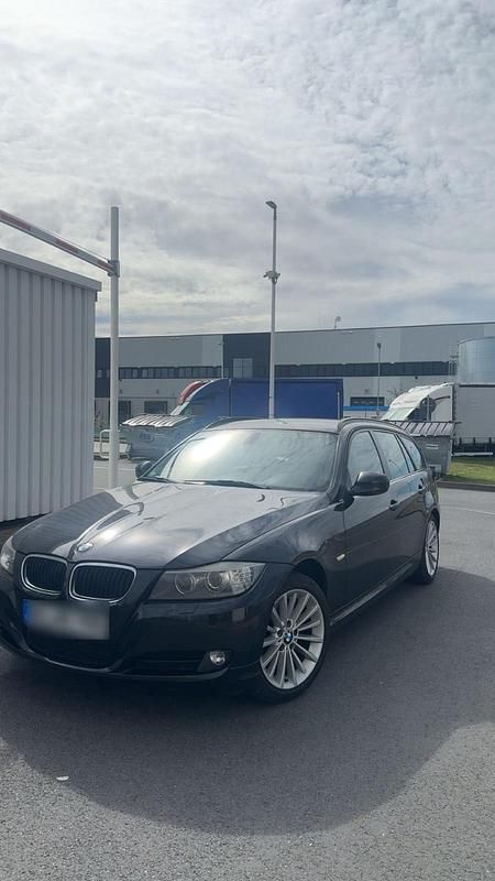Schwarz Gebraucht 2010 BMW 320 Kombi | 6.500 € (Etwas zu teuer) - Bild 1/4