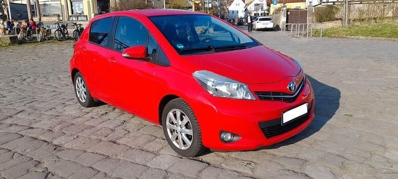 Gebraucht Toyota Yaris 99 PS (72 kW) 2012 Rot Kleinwagen