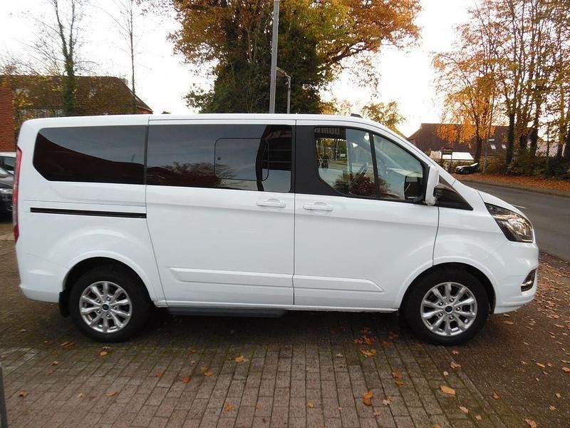 Gebraucht Ford Tourneo Titanium 185 PS (136 kW) 2021 Weiß Van / Kleinbus