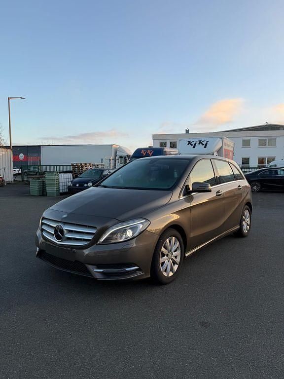 Braun Gebraucht 2013 Mercedes B200 Van / Kleinbus | 12.499 € (Fairer Preis) - Bild 1/4