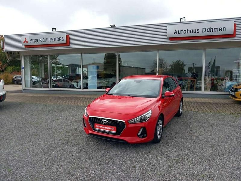 Rot Gebraucht 2018 Hyundai i30 Select Limousine | 10.890 € (Guter Preis) - Bild 1/4