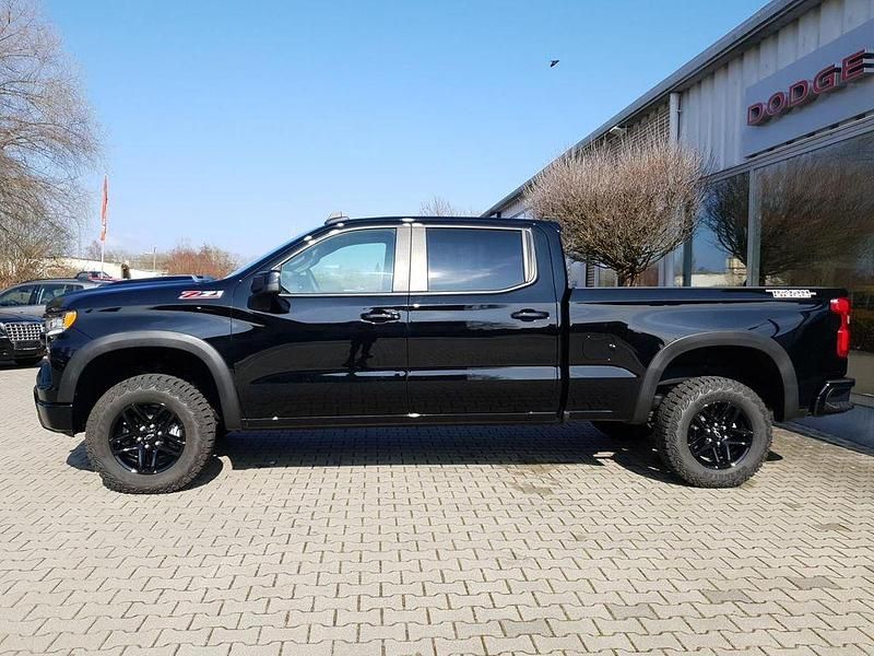 Neu Chevrolet Silverado 360 PS (264 kW) 2025 Schwarz SUV