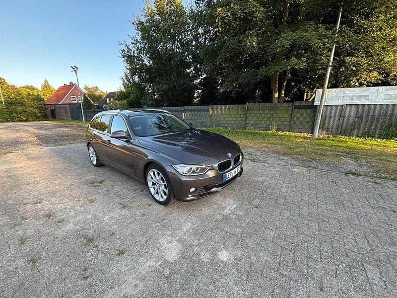 Braun Gebraucht 2013 BMW 330 Performance Kombi | 10.900 € (Superpreis) - Bild 1/4
