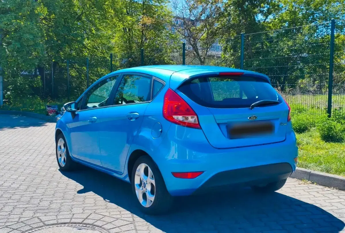 Gebraucht Ford Fiesta 82 PS (60 kW) 2012 Blau Kleinwagen