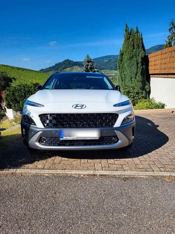 Weiß Gebraucht 2021 Hyundai Kona Prime SUV | 17.700 € (Superpreis) - Bild 1/4