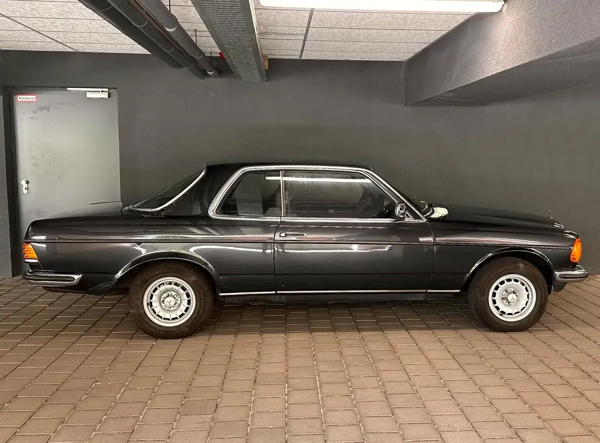 Gebraucht Mercedes 230 109 PS (80 kW) 1978 Schwarz Coupé