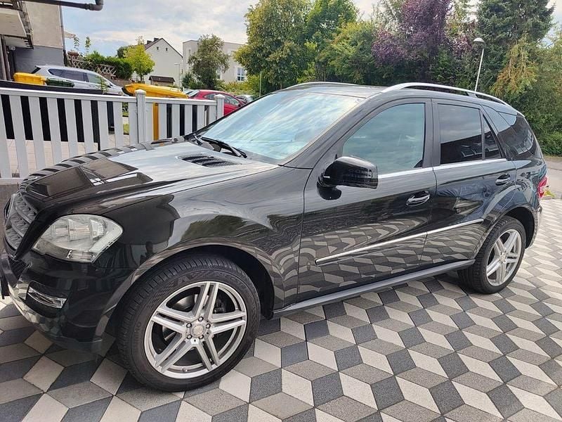 Braun Gebraucht 2011 Mercedes ML350 SUV | 18.995 € - Bild 1/4