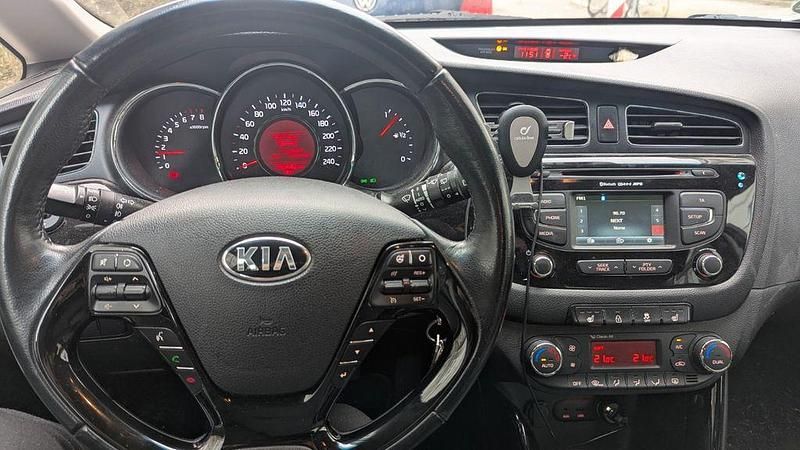 Gebraucht Kia Ceed Vision 135 PS (99 kW) 2015 Schwarz Kleinwagen