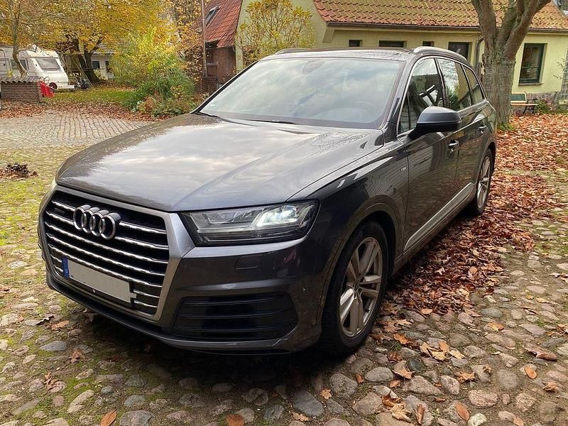 Grau Gebraucht 2018 Audi Q7 S-Line SUV | 34.399 € (Superpreis) - Bild 1/3