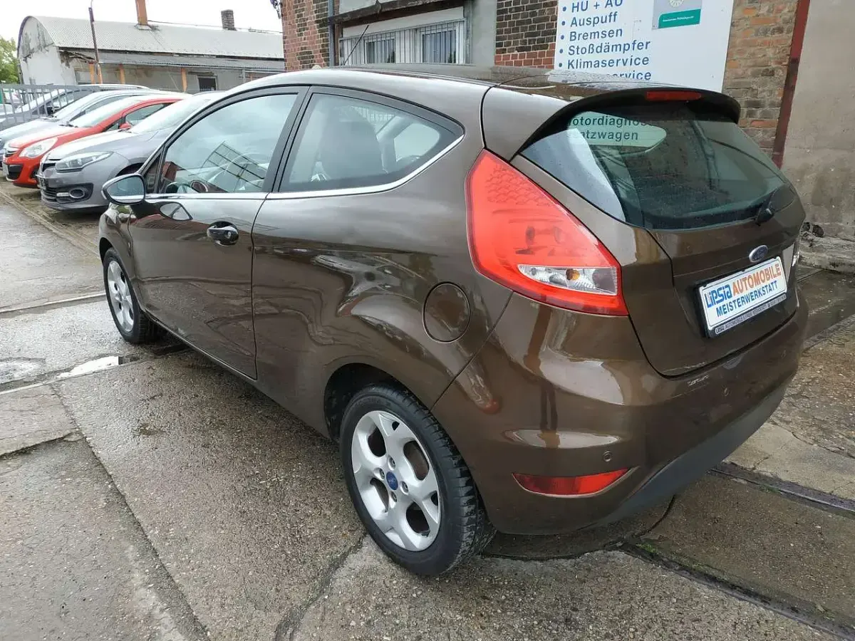 Używany Ford Fiesta Titanium 82 KM (60 kW) 2011 Brązowy Hatchback