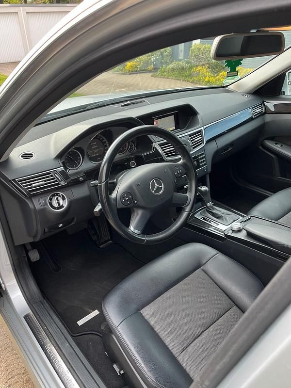 Gebraucht Mercedes E220 Avantgarde 170 PS (125 kW) 2010 Grau Kombi