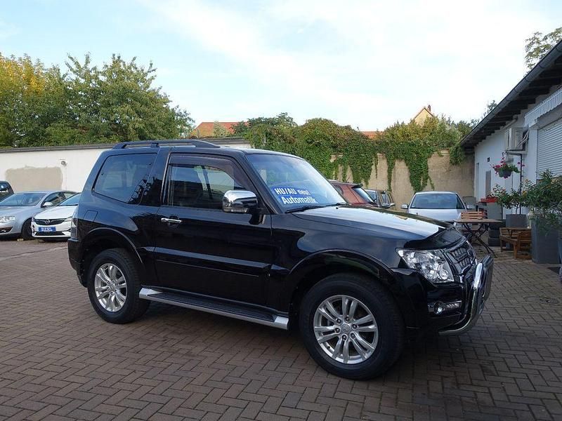 Schwarz Gebraucht 2016 Mitsubishi Pajero Top SUV | 25.750 € (Fairer Preis) - Bild 1/4
