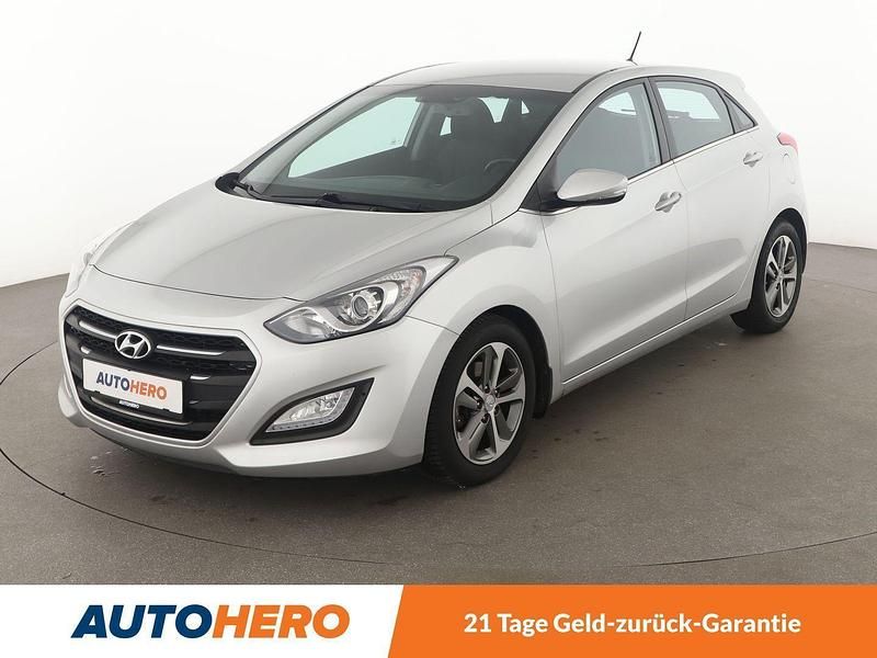 Grau Gebraucht 2016 Hyundai i30 Style Limousine | 11.410 € (Etwas zu teuer) - Bild 1/3