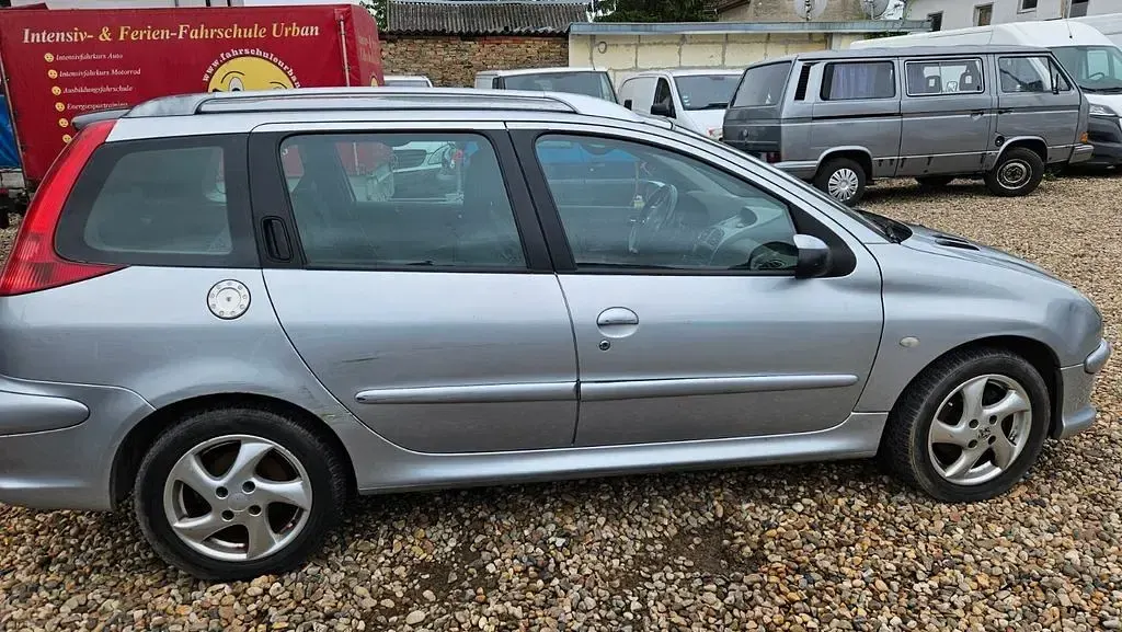 Gebraucht Peugeot 206 Tendance 88 PS (64 kW) 2004 Silber Limousine