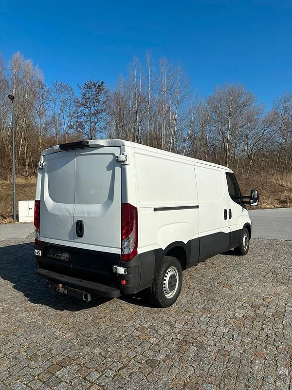 Gebraucht Iveco Daily 180 PS (132 kW) 2017 Weiß Van / Kleinbus