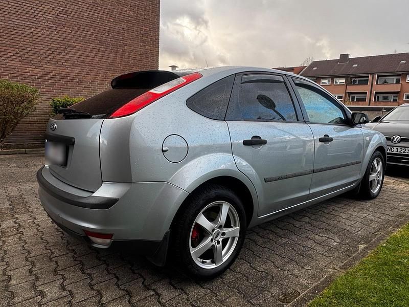 Gebraucht Ford Focus Trend 116 PS (85 kW) 2005 Silber Limousine
