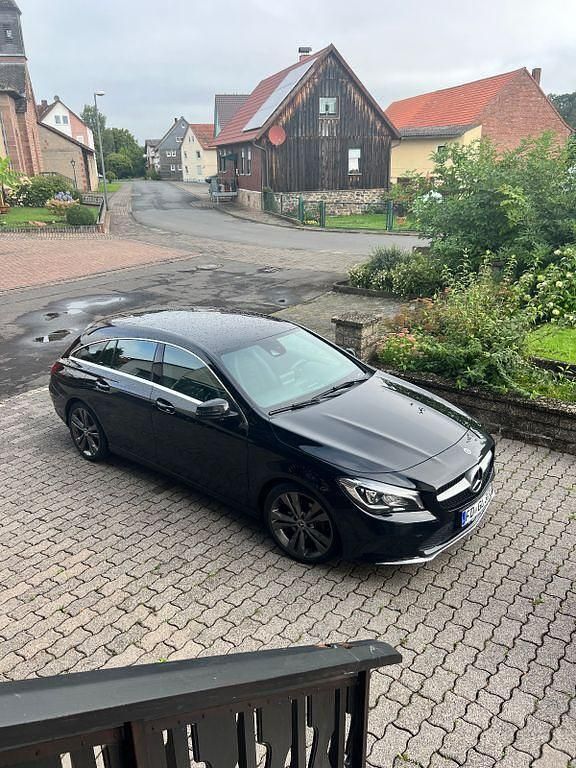 Schwarz Gebraucht 2018 Mercedes CLA220 Shooting Brake Kombi | 19.200 € (Guter Preis) - Bild 1/4