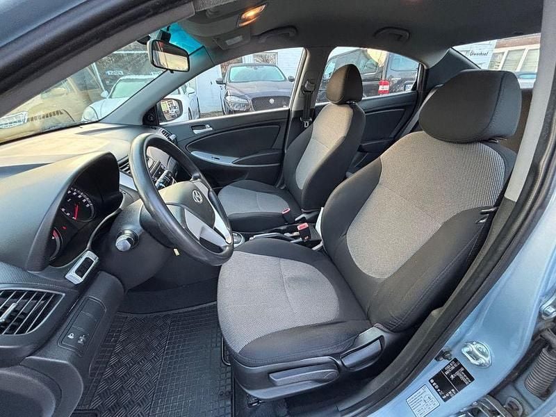 Gebraucht Hyundai Accent 97 PS (71 kW) 2012 Grau Limousine