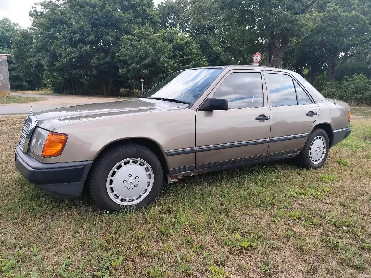 Gebraucht Mercedes E230 132 PS (97 kW) 1987 Braun Limousine